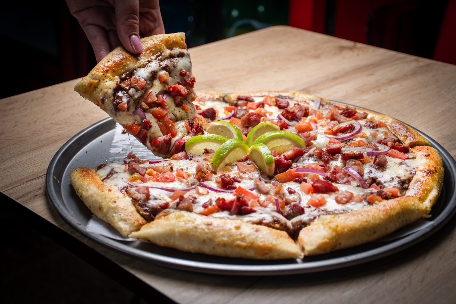 Porción de pizza TAVA recién servida