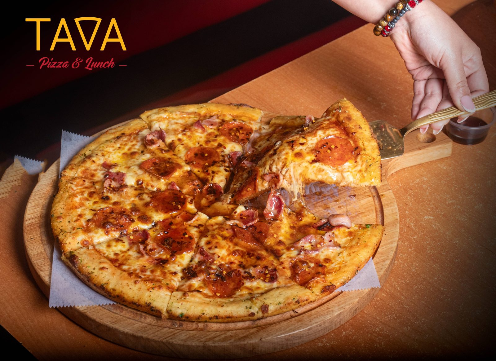 Pizza TAVA recién servida